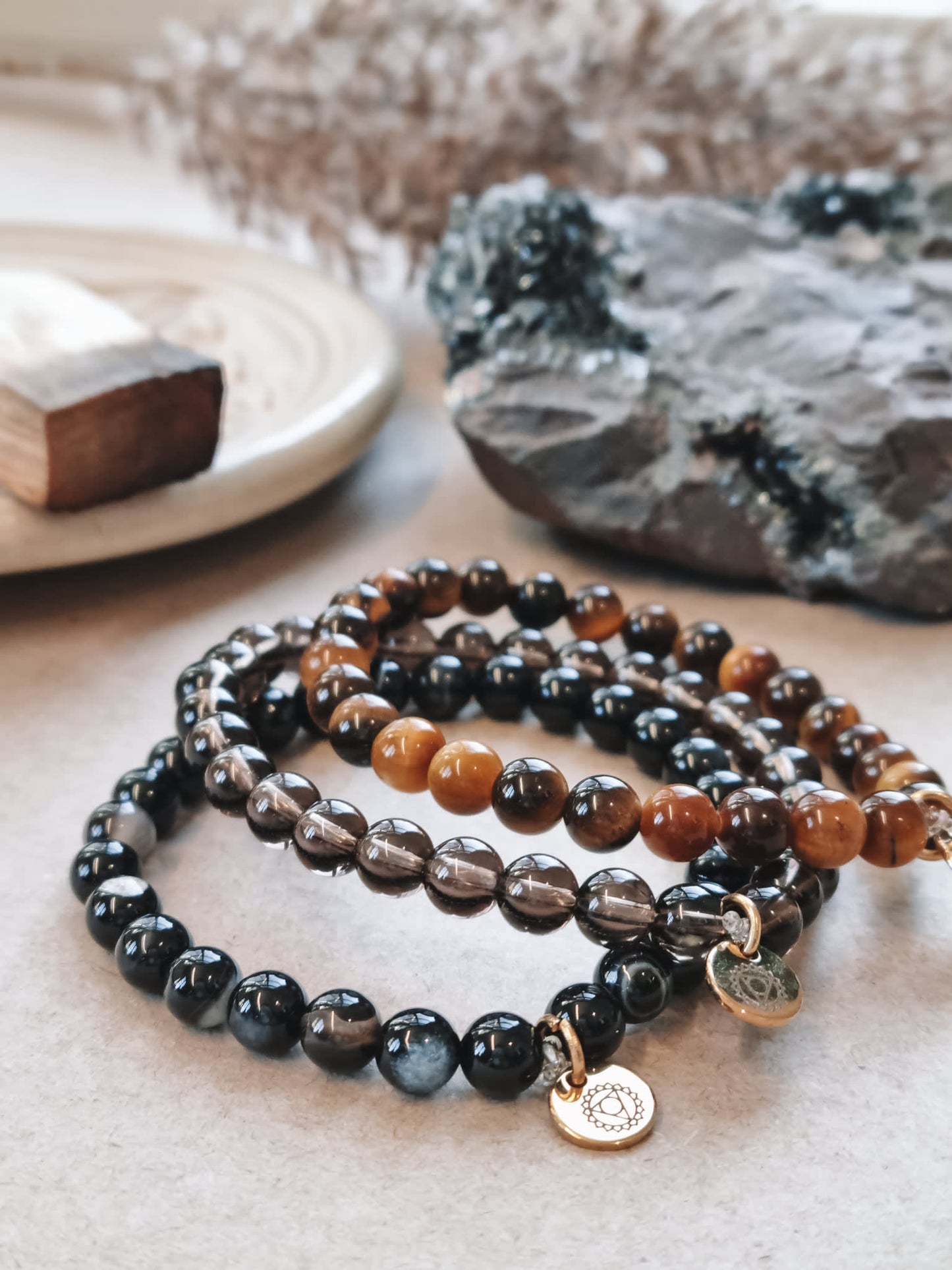 Mantra ENERGY stack - Indsigt, grounding og beskyttelse - tigerøje, sort agat og røgkvarts -