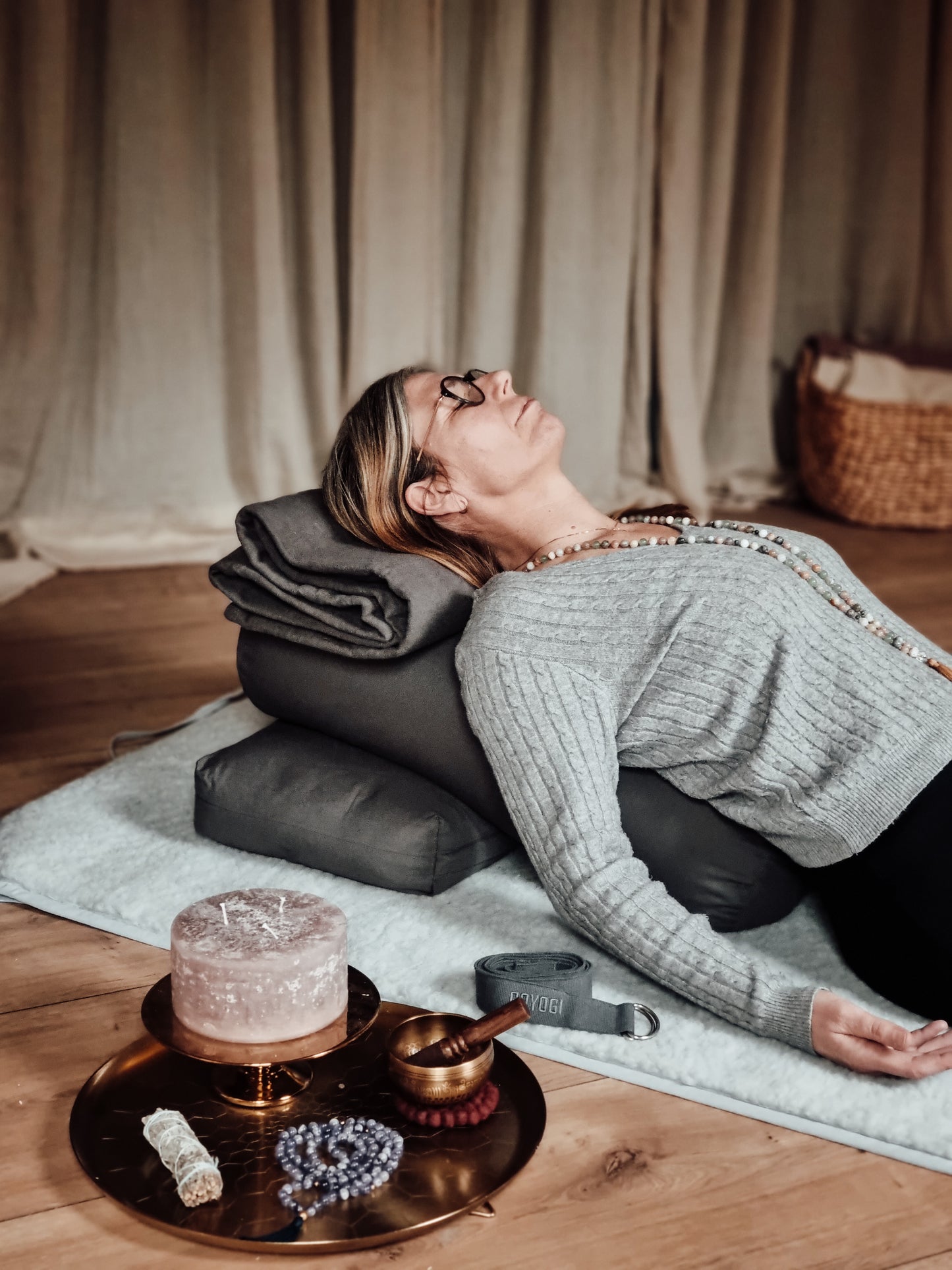 Calm Yoga Tæppe - Grå - til afspændning, yin og restorativ yoga og meditation