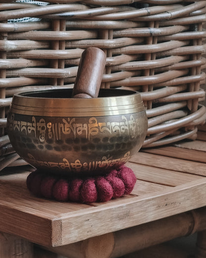 Syngeskål i messing - Kala Nepal - Om Aim Hreem Shreem -