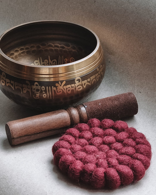 Syngeskål i messing - Kala Nepal - Om Aim Hreem Shreem -