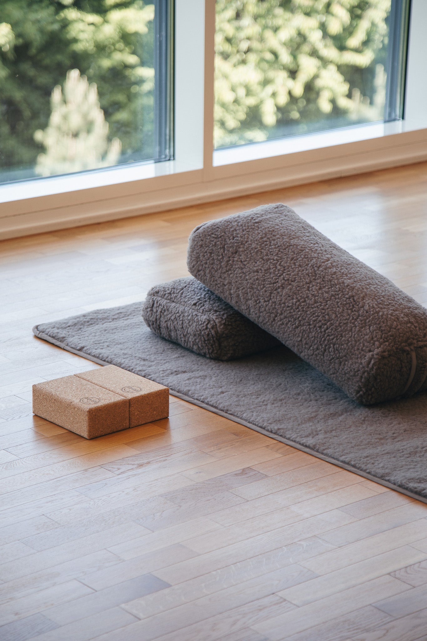 Wool yoga mat with coconut