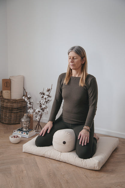 Calm Yoga Bolster - Natur - i økologisk bomuld til yoga og meditation