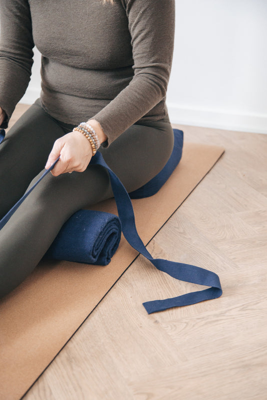 Calm Yoga Tæppe - Mørkeblå - til afspændning, yin og restorativ yoga og meditation