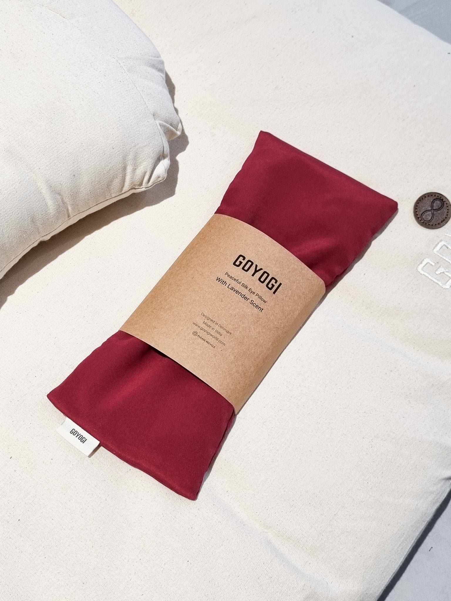 Silk eye best sale pillow