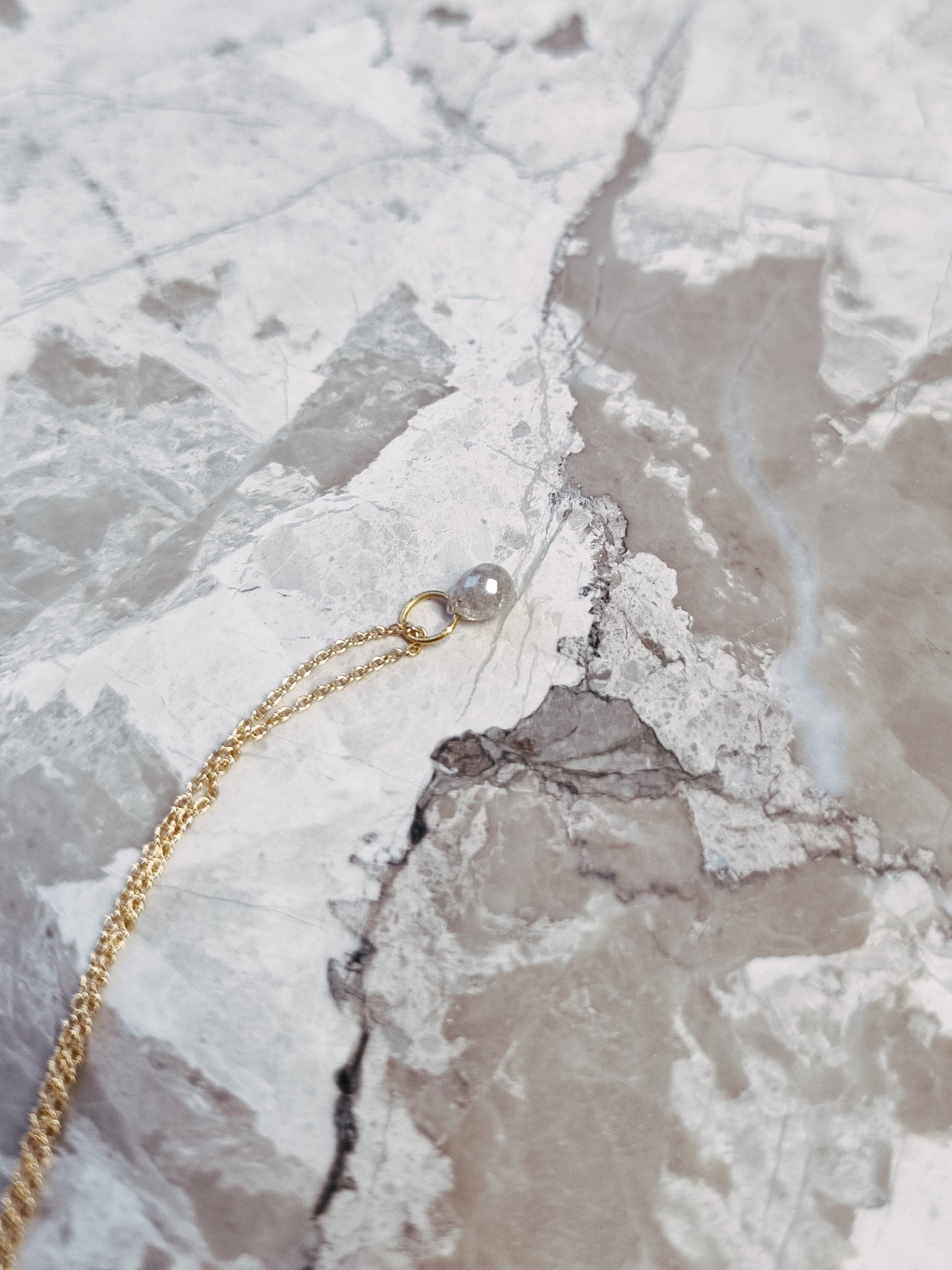 Krone chakra | Hvid briolette diamant i 18k guldkæde